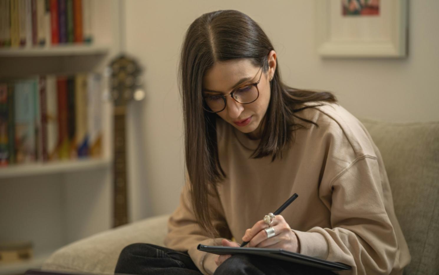 Teilnehmerin arbeitet an einem Budgetplan mit realen Zahlen